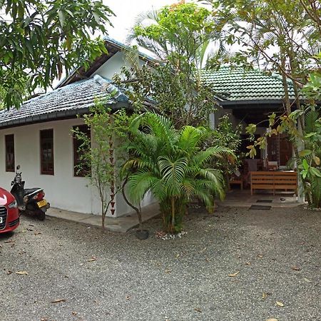 Rituale Guest House - Surf & Yoga Mirissa Bagian luar foto