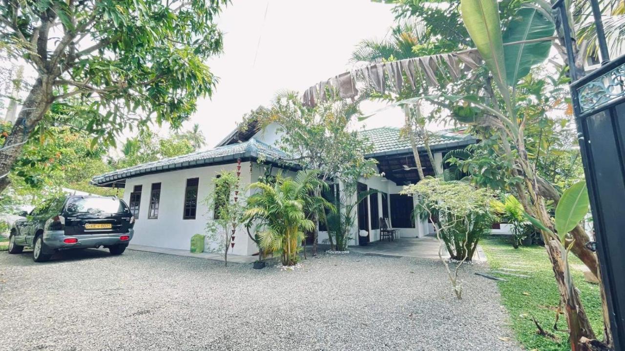 Rituale Guest House - Surf & Yoga Mirissa Bagian luar foto