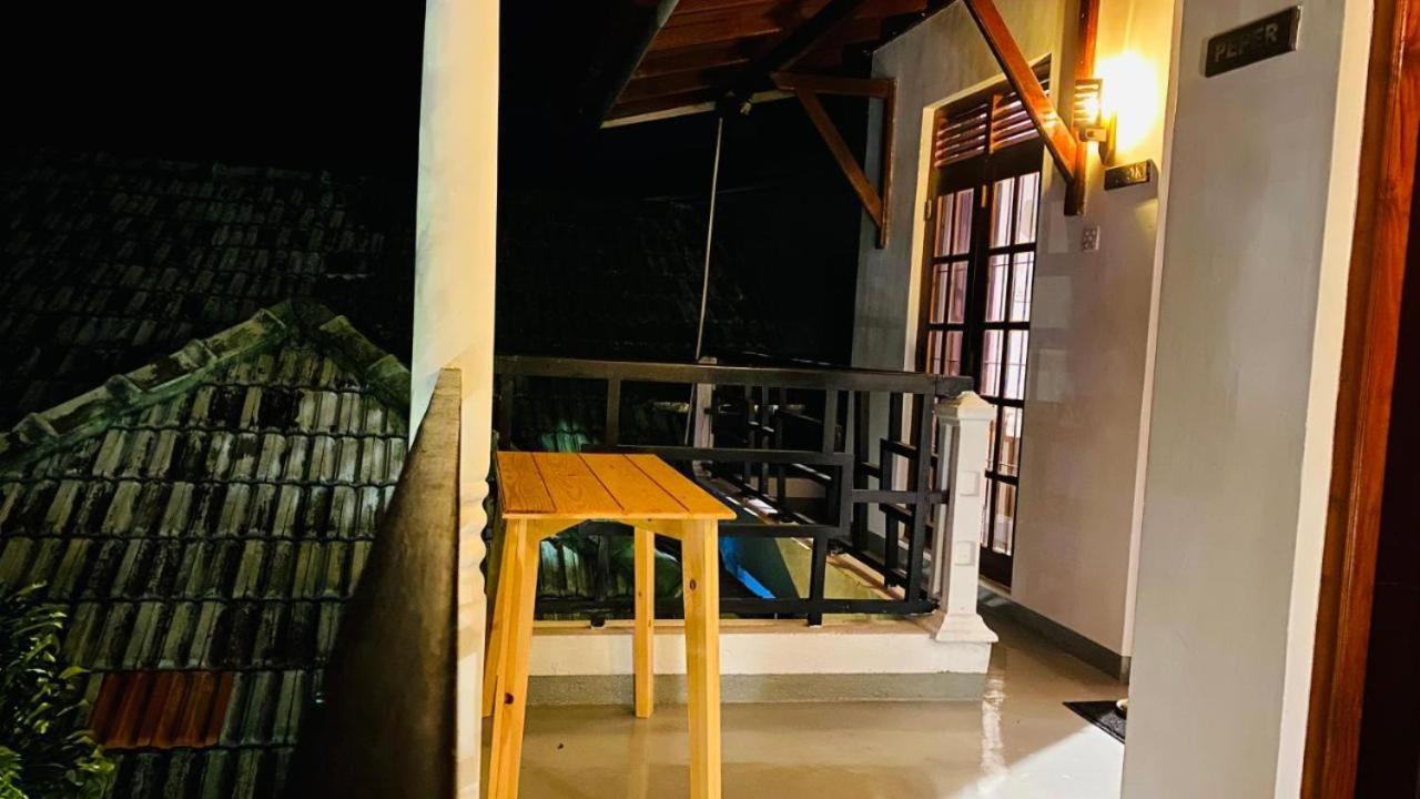 Rituale Guest House - Surf & Yoga Mirissa Bagian luar foto
