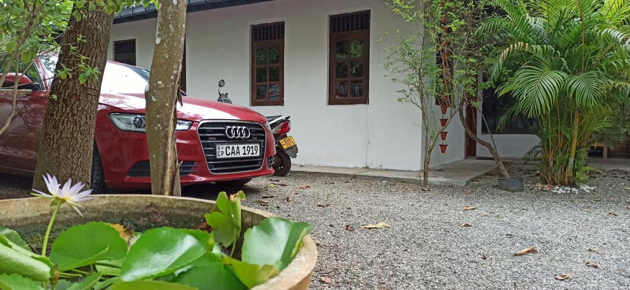 Rituale Guest House - Surf & Yoga Mirissa Bagian luar foto