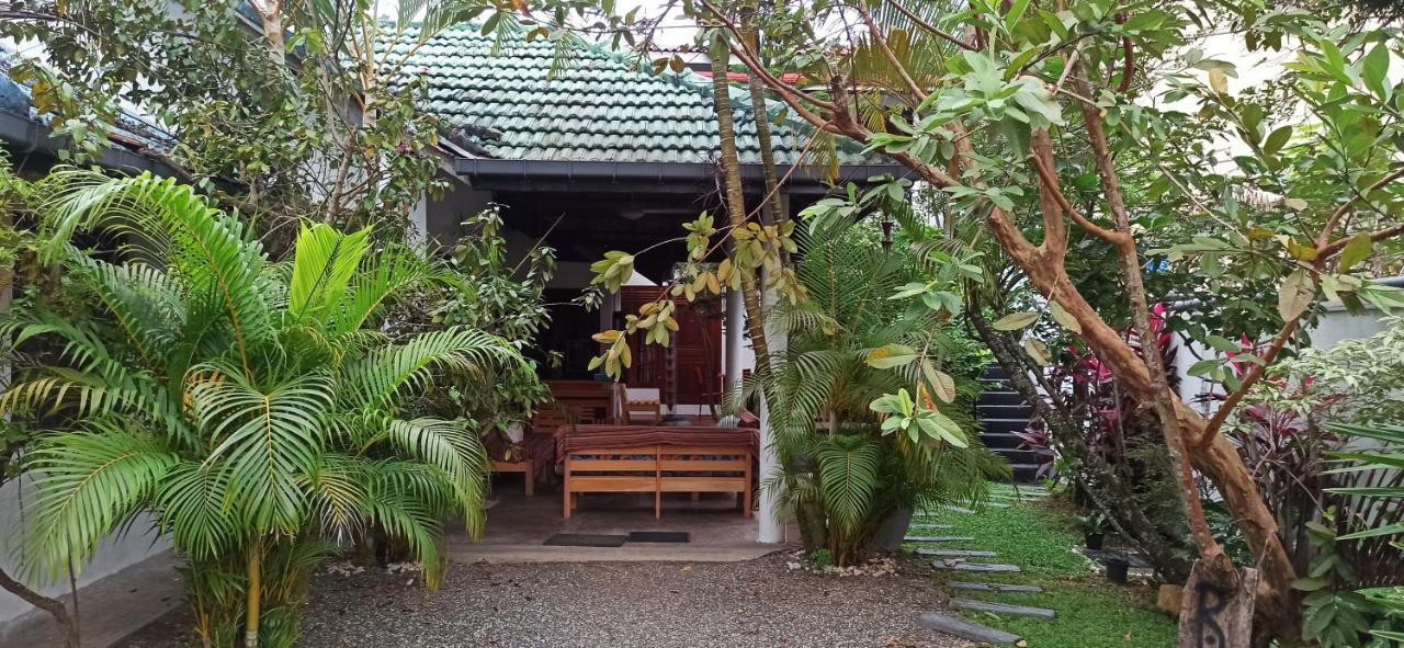 Rituale Guest House - Surf & Yoga Mirissa Bagian luar foto