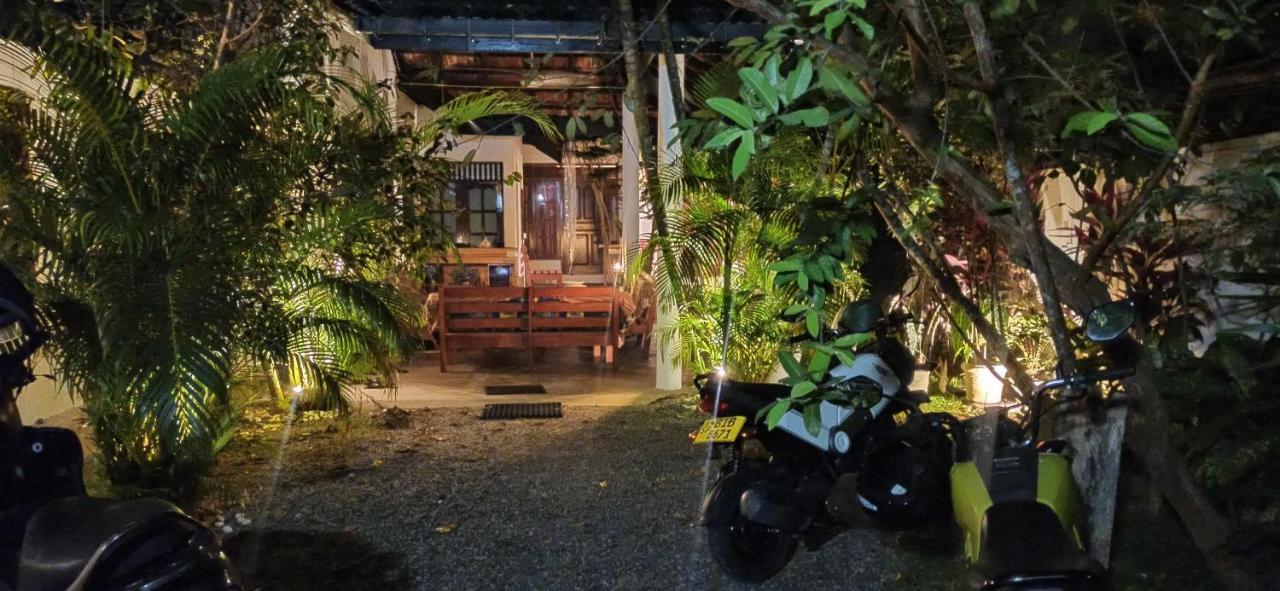 Rituale Guest House - Surf & Yoga Mirissa Bagian luar foto